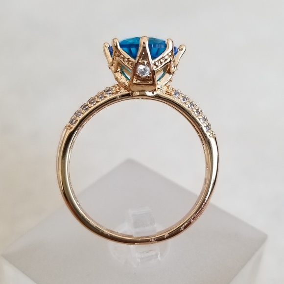 Crown Setting Blue Solitaire - Picture 5 of 8